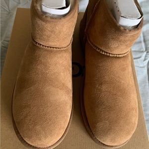 UGG Classic Mini İİ Genuine Shearling Lined Boot -Women s.9 chestnut suede